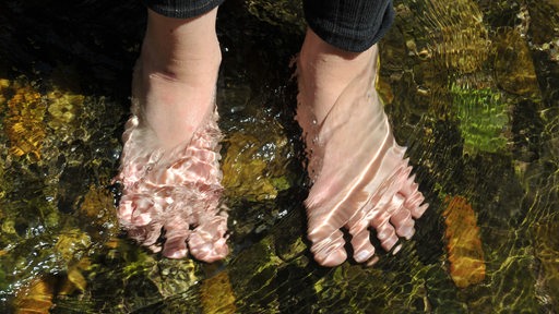 Füße im Wasser während einer Erfischung bei Hitze (Archivbild)