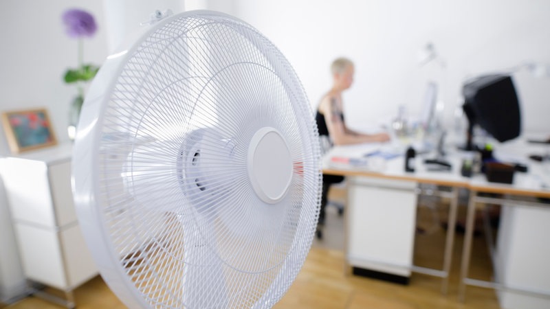 Ventilator bei Hitze in einem Büro (Archivbild)