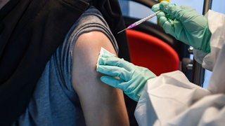 Ein Mann wird in einem Impfbus gegen das Coronavirus geimpft. (Symbolbild)