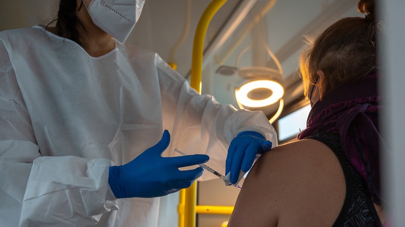 Eine Frau wird in einem Impfbus gegen das Coronavirus geimpft. (Symbolbild)