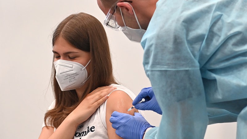 Eine Schülerin wird geimpft (Symbolbild)