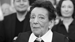 Schwarz-Weiß Aufnahme der kürzlich verstorbenen Holocaust Überlebenden Inge Deutschkron von 2018 bei der Verleihung der Ehrenbürgerwürde von Berlin