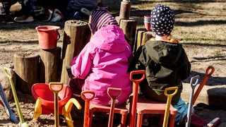 Kinder spielen im Sandkasten