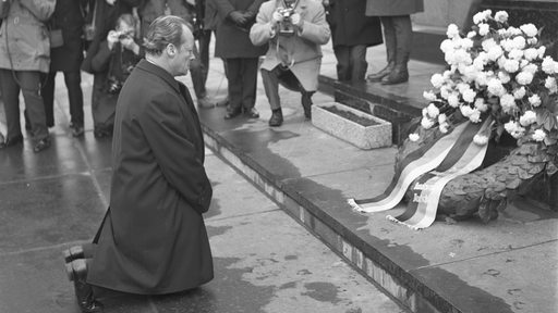 Willy Brandt am 7.12.1970 kniet in Warschau vor dem Gedenkstein für die jüdischen Opfer des Warschauer Ghettos nieder