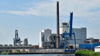 Das Kohlekraftwerk Bremen-Hafen, von der Weser aus gesehen.