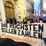 Auf einer Kundgebung zum Corona-Lastenausgleich sieht man das Transparent "Die Reichsten sollen zahlen - #Lastenausgleich jetzt"
