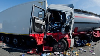 Ein zerstörtes Führerhaus eines Lastwagen ist nach einem Auffahrunfall auf der Autobahn A2 bei Lehrte in der Region Hannover (Niedersachsen) zu sehen. 