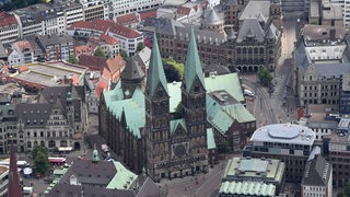Luftaufnahme der Bremer Innenstadt mit Dom und Bürgerschaft (Archivbild)