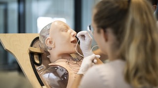 Medizinstudenten der Universitaet St. Gallen HSG legen einem menschlichen Phantom eine Magensonde.
