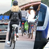 Collage zum Thema Mobilität: Autos auf einer Autobahn, Fahrradfahrende und ein Regionalzug in Ritterhude (Archivbilder)