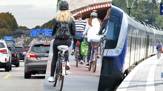Collage zum Thema Mobilität: Autos auf einer Autobahn, Fahrradfahrende und ein Regionalzug in Ritterhude (Archivbilder)