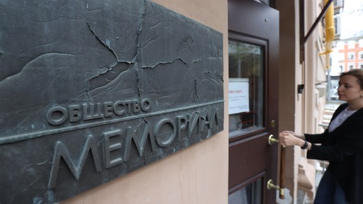 Eingang zum Moskauer Büro des Menschenrechtszentrums Memorial (das in Russland zum ausländischen Agenten erklärt wurde) (Archivbild)