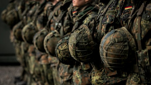Eine Gruppe von Soldaten steht in einer Reihe, aufgenommen im Rahmen der Informationslehruebung Landstreitkraefte in Munster