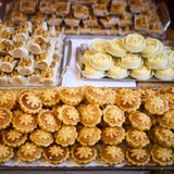Zur Vorbereitung auf das Zuckerfest werden am Ende des Ramadan in der Bäckerei Köstlichkeiten zubereitet.