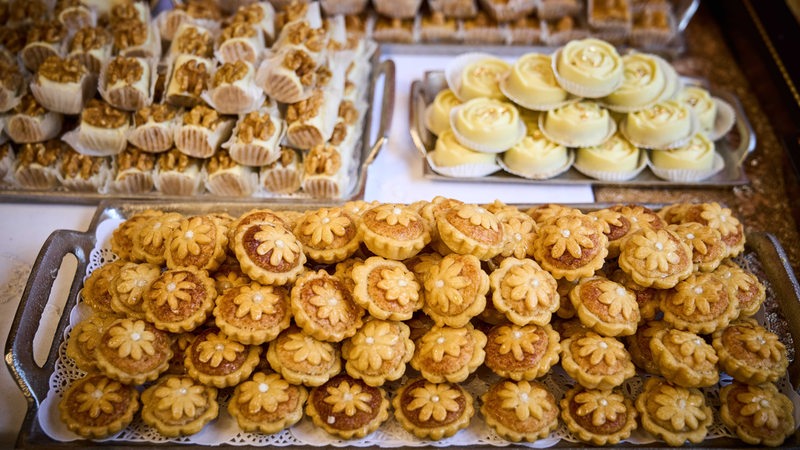 Zur Vorbereitung auf das Zuckerfest werden am Ende des Ramadan in der Bäckerei Köstlichkeiten zubereitet.
