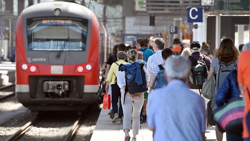 Bahnreisende am Hauptbahnhof in München
