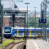 Eine Regio-S-Bahn der NordWestBahn verlässt den Hauptbahnhof in Fahrtrichtung Bremen