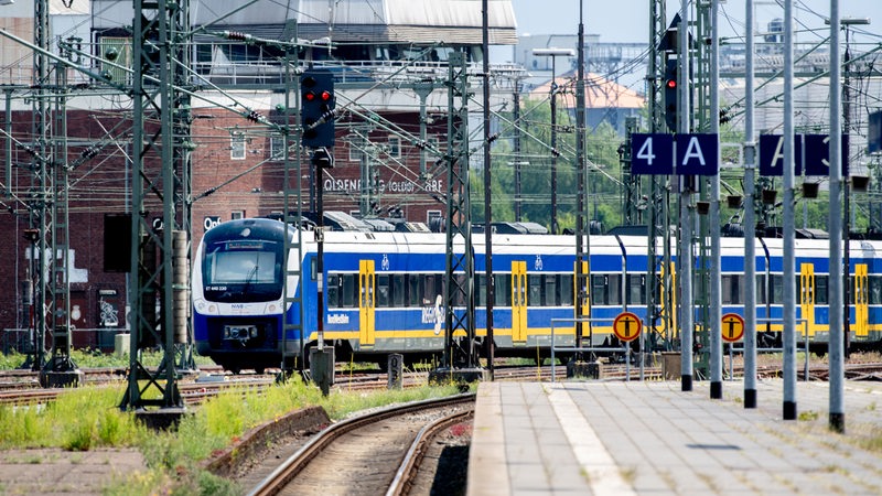 Eine Regio-S-Bahn der NordWestBahn verlässt den Hauptbahnhof in Fahrtrichtung Bremen