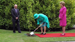 Queen Elizabeth II. pflanzt 2011 einen Baum in Irland (Archivbild)