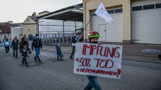 Teilnehmer einer Demonstration der Initiative Querdenken maschieren durch die Innenstadt von Heubach