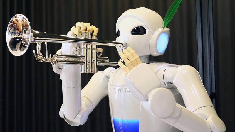 Ein humanoider Roboter spielt Trompete