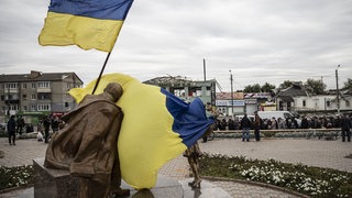 Ukrainische Flaggen auf einer Statute in Charkiw