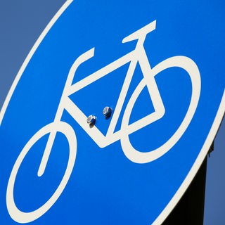 Ein blaues Schild mit einem weißen, stilisierten Fahrrad markiert einen Fahrradweg (Archivbild)