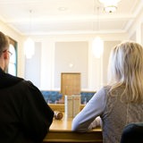 Eine Schöffin sitzt neben einem Richter in einem Gerichtssaal (Archivbild)