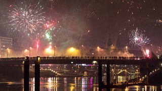 Menschen zu Silvester auf der Bürgermeister-Smid-Brücke (Archivbild)