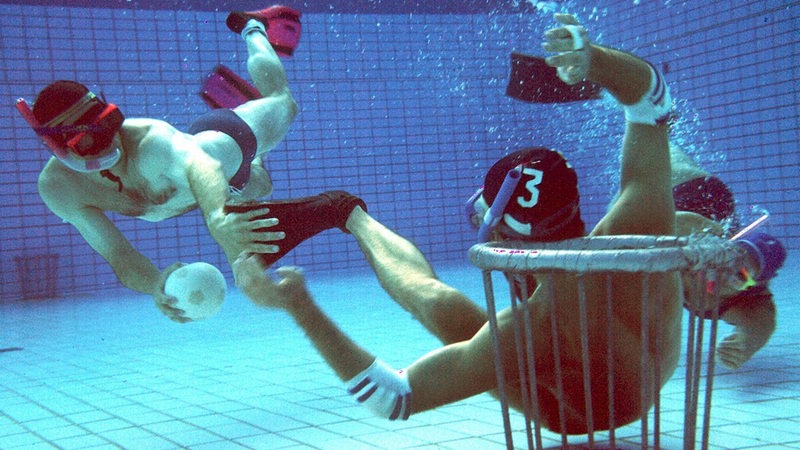 Unterwasser-Rugby-Spieler trainieren im Hallenbad (Archivbild)