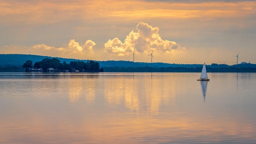 Abendstimmung über dem Steinhuder Meer. Ein Boot segelt zur Insel Wilhelmstein.