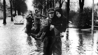 Bundeswehrsoldaten und freiwillige Helfer retten Opfer aus dem Überschwemmungsgebiet der Sturmflutkatastrophe vom 16.auf den 17.02.1962.