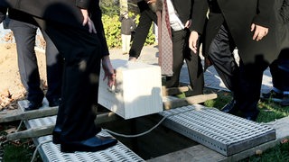 Beerdigung einer nicht mehr genutzten Thorarolle auf einem jüdischen Friedhof (Symbolbild)