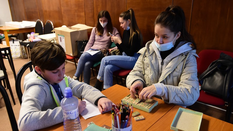 Ukrainische Jugendliche warten auf ihrer Flucht in einem Aufenthaltsraum (Archivbild)