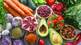 Frisches Gemüse, Obst und Gewürze auf einem Tisch (Symbolbild)