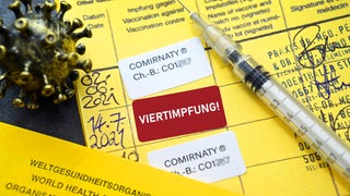 Impfausweis mit dem Schriftzug Viertimpfung, Symbolfoto zweite Booster-Impfung