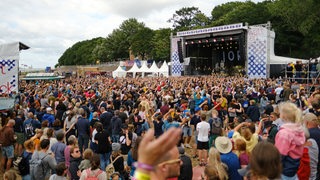 Tausende Besucher*innen beim Watt en Schlick Festival vor der Bühne 2021