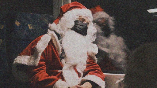 Ein Weihnachtsmann mit Maske sitzt schlafend im Metronom