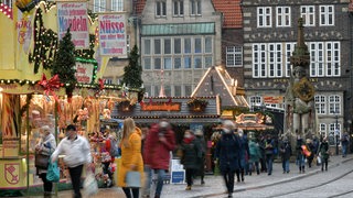 Auf dem Marktplatz in der Innenstadt ist ein kleiner Weihnachtsmarkt, bestehend aus wenigen Buden, aufgebaut.