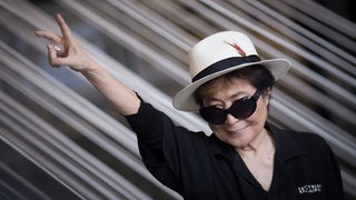 Yoko Ono während einer Ausstellungseröffnung in Mexico City 2016