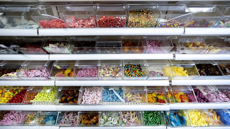 Ein Supermarktregal voller Süßigkeiten.