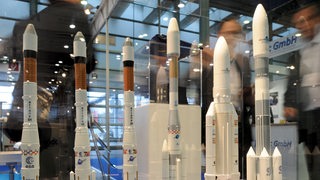 Modelle von Raketen auf der vergangenen Space Tech in Bremen im Jahr 2015