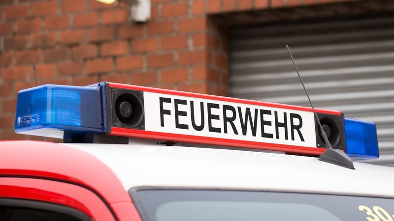 Ein Feuerwehrauto steht vor einem Haus. (Symbolbild)