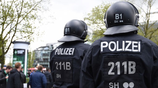 Polizisten stehen vor Spielbeginn am Weserstadion in Bremen. 