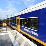 Ein Zug der Nordwestbahn fährt in einen Bahnhof ein.