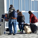 Abgelehnte Asylbewerber betreten am 27.11.2015 mit ihrem Gepäck den Terminal des Kassel-Airports in Calden (Hessen). Die sogenannte freiwillige Ausreise führt sie zurück nach Pristina (Kosovo) oder Tirana (Albanien).