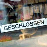 Geschlossen-Schild an einer Ladentür.