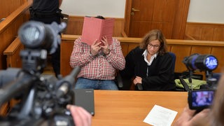 Der Krankenpfleger Niels H. auf der Anklagebank neben seiner Anwältin