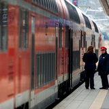 Ein Regionalexpress der Deutschen Bahn steht im Bahnhof am Bahnsteig.