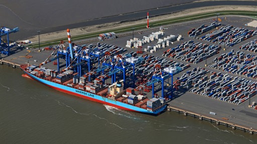 Containerschiff liegt an der Stromkaje im Containerterminal Bremerhaven